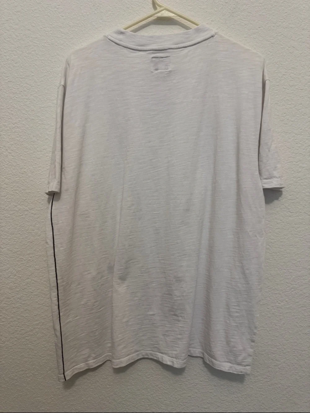 GUESS Minimalist Logo Tee - Picture 5 of 7